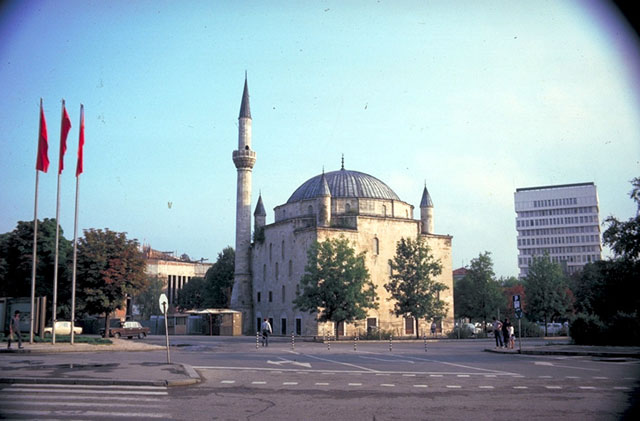 Exterior, mosque and surrounding square
