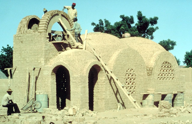Construction of a mud-brick arch