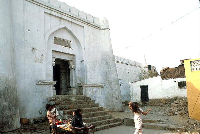 Exterior view of entrance to Kali Masjid