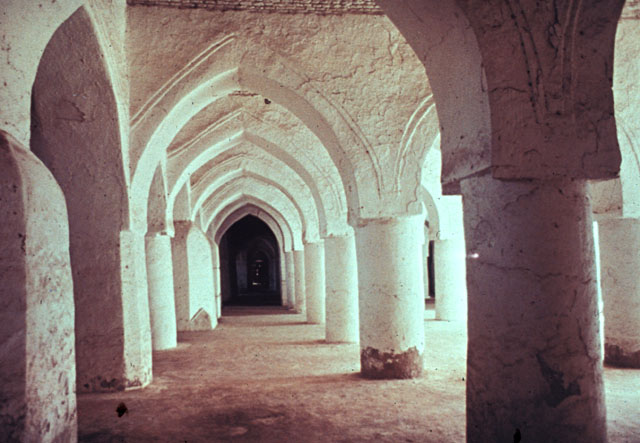 Jami' al-Asha'ir - Western arcades with columns from a later date than the time of construction