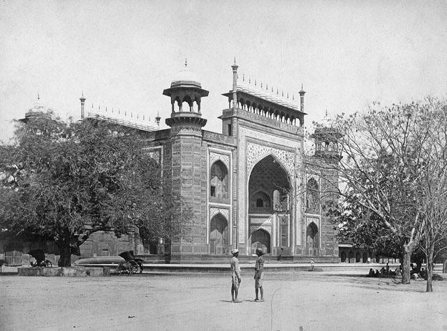 Exterior view from the southwest of the entrance gate (darwaza-i rauza) leading to the garden complex from the forecourt (jilaukhana)