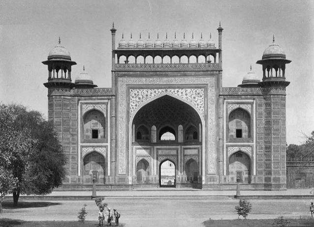 Exterior view showing south elevation of the entrance gate (darwaza-i rauza)