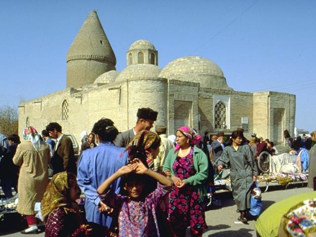 Street vendors in front of the 14th century Chasma-Ayub mausoleum