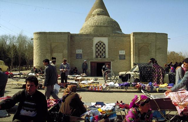 Exterior view with street vendors in foreground