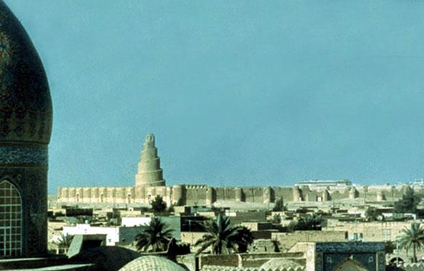 Jami' al-Mutawakkil (Samarra) - General view of the Great Mosque and minaret from the city
