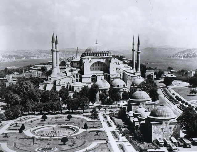 Topkapı Sarayı - Elevated view of the Hagia Sophia from southwest, with Haseki Hürrem Baths  seen in the right foreground; the fountain of Ahmed III and the Imperial Gate of the Topkapi Palace appear to the right of the Hagia Sophia