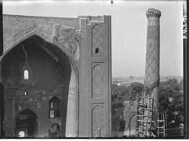 Partial view of the entrance iwan and the northeast minaret, from the Shir Dar Madrasa