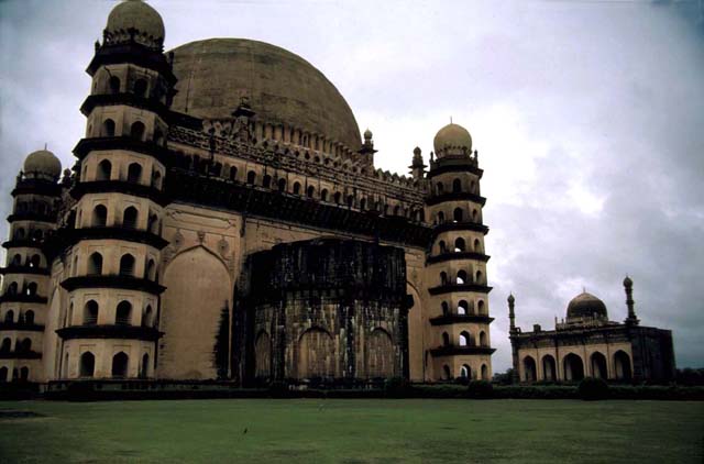 Gol Gumbaz - Octagonal chamber attached to north façade