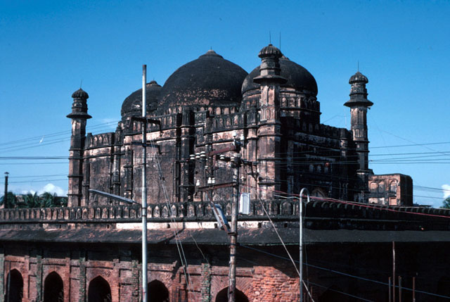 Mosque and tahkhana at street level