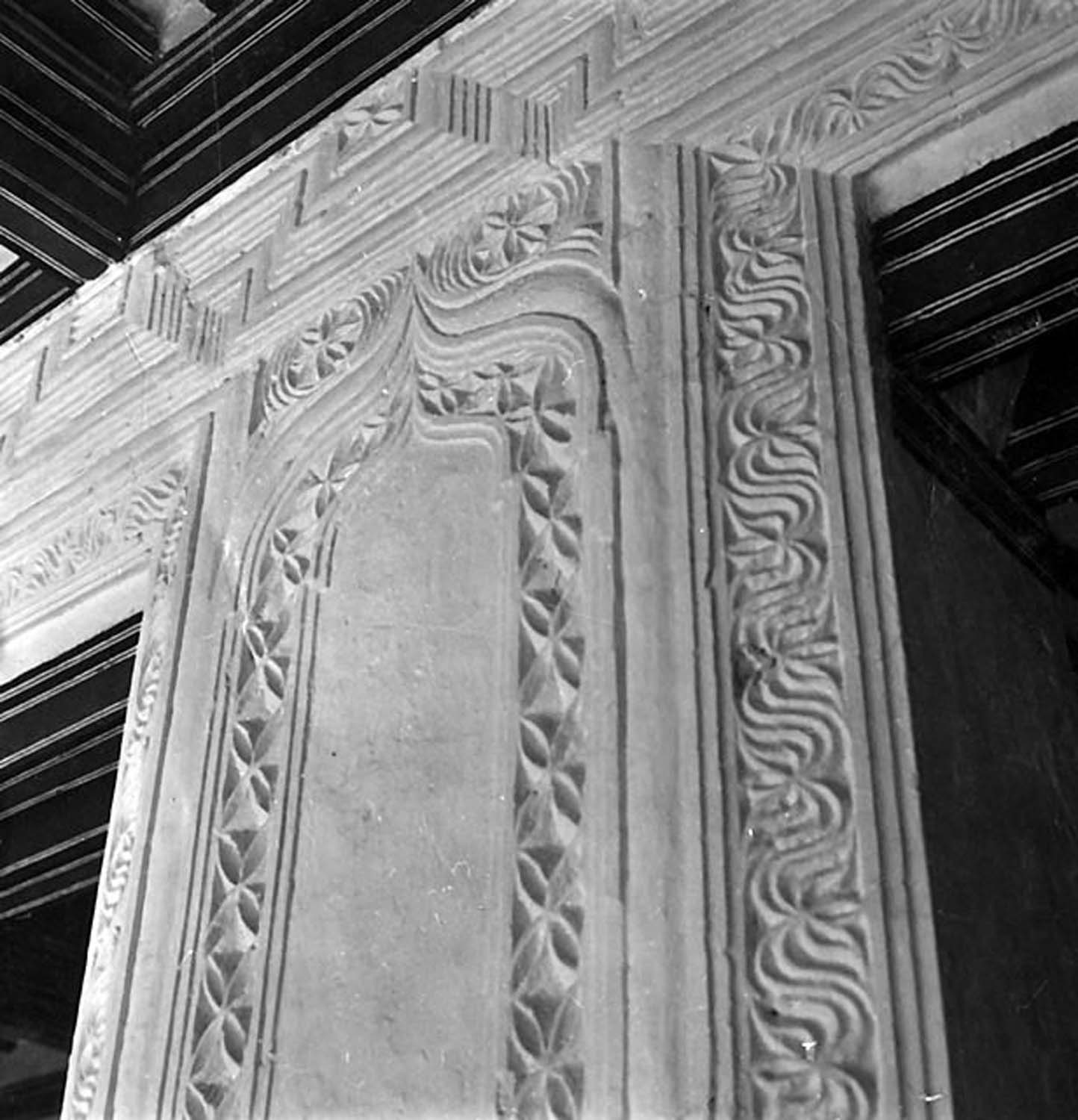 Detail view of kipiya (decorative plasterwork) on walls of outer room on ground floor; wooden beam also visible at left