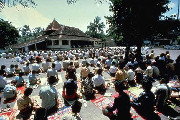 <p>Worshippers pray outside the mosque</p>