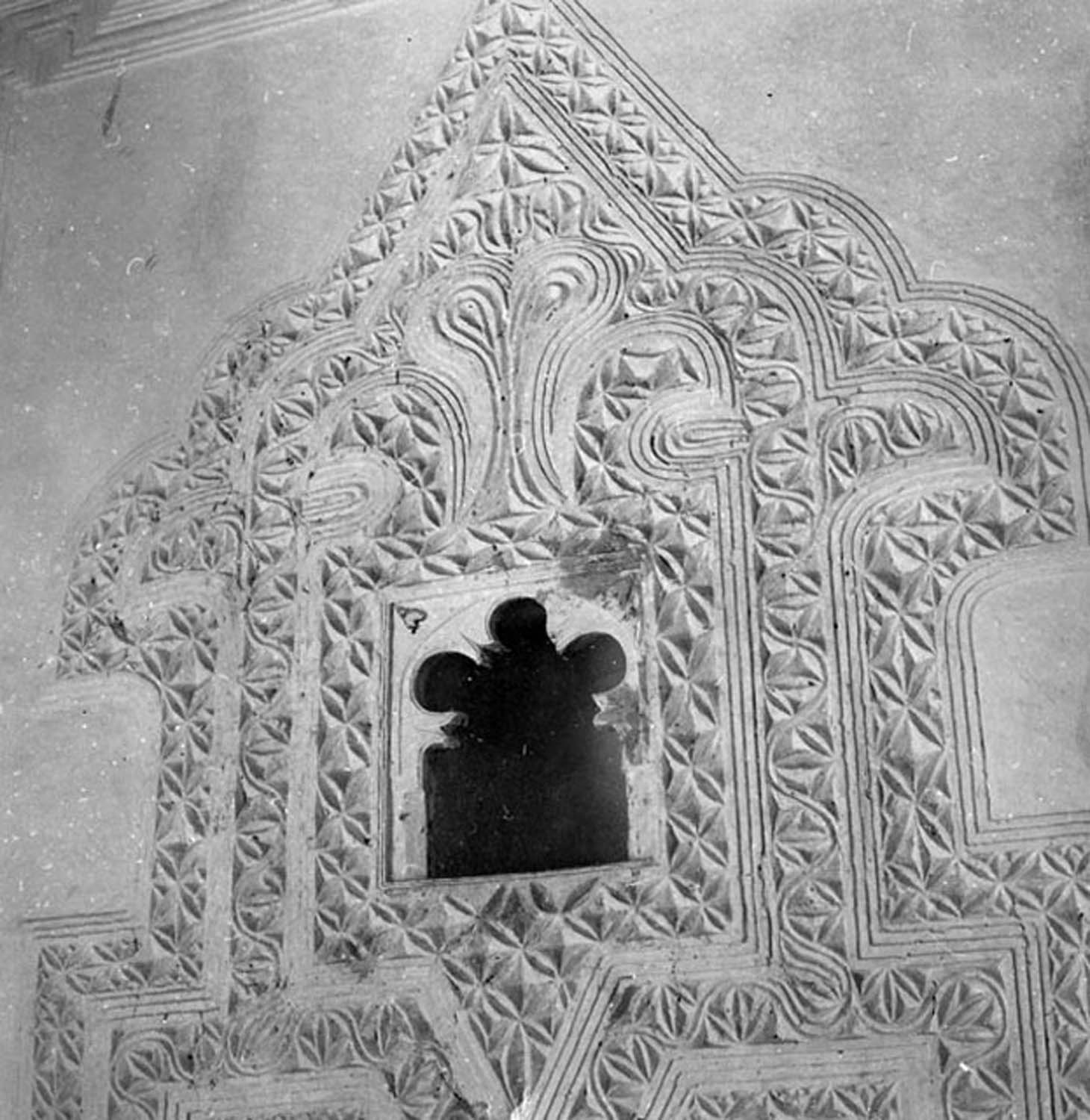 Detail view of kipiya (decorative plasterwork) dado around wall niche at one end of the outer room