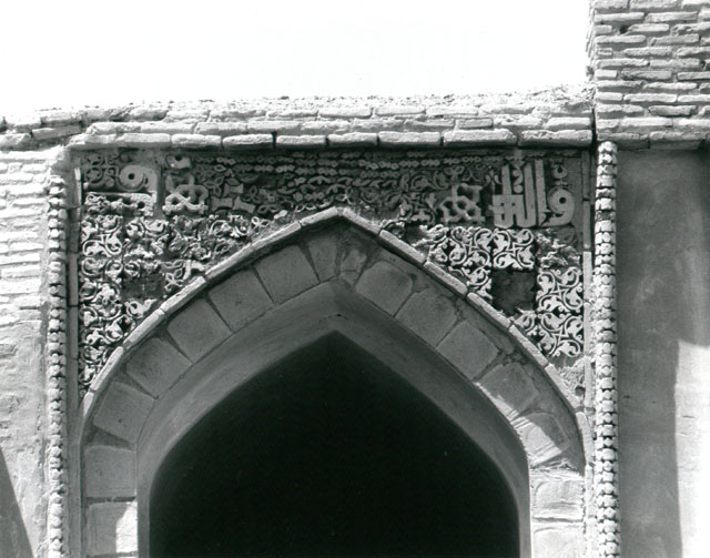 Detail of upper left-hand arch flanking sanctuary iwan, with kufic inscription in spandrels.