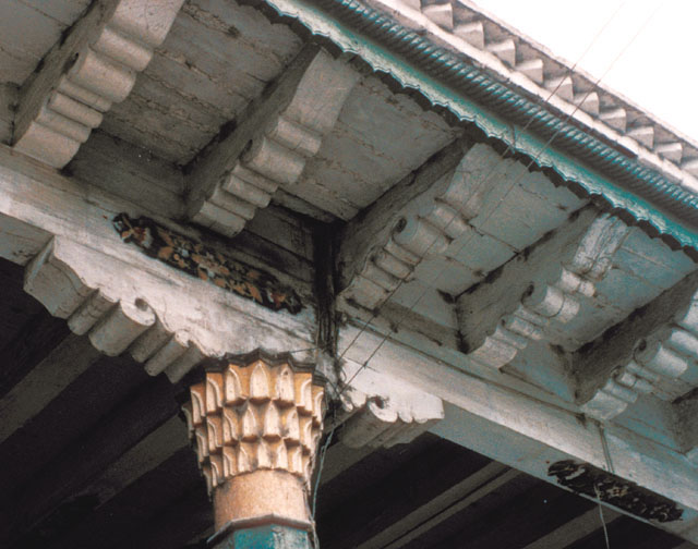 Detail of column capital and cornice brackets of the outer prayer hall