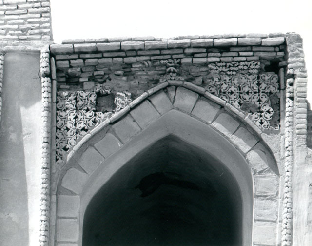 Detail of upper right-hand arch flanking sanctuary iwan, with decorative brickwork in spandrels