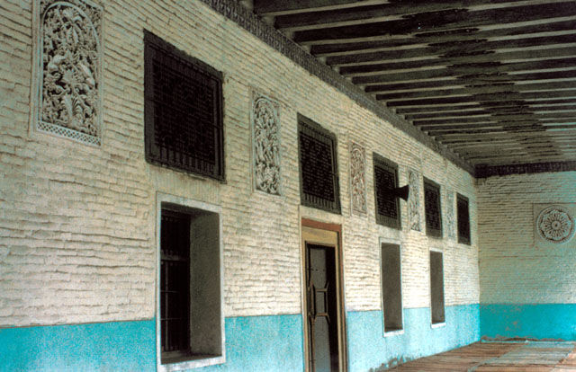 Wall enclosing inner prayer hall