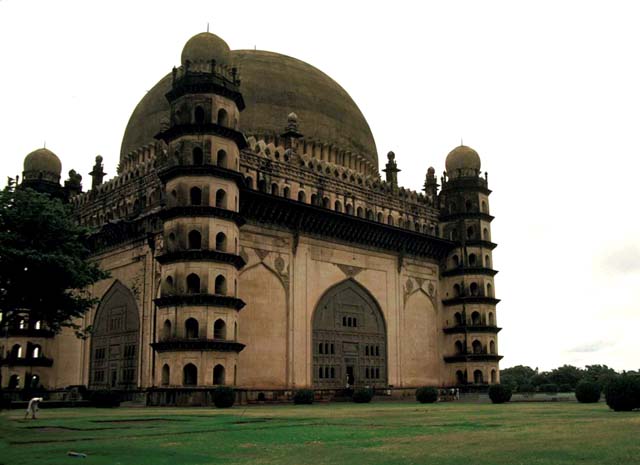 Gol Gumbaz - East and west façade viewed from southeast