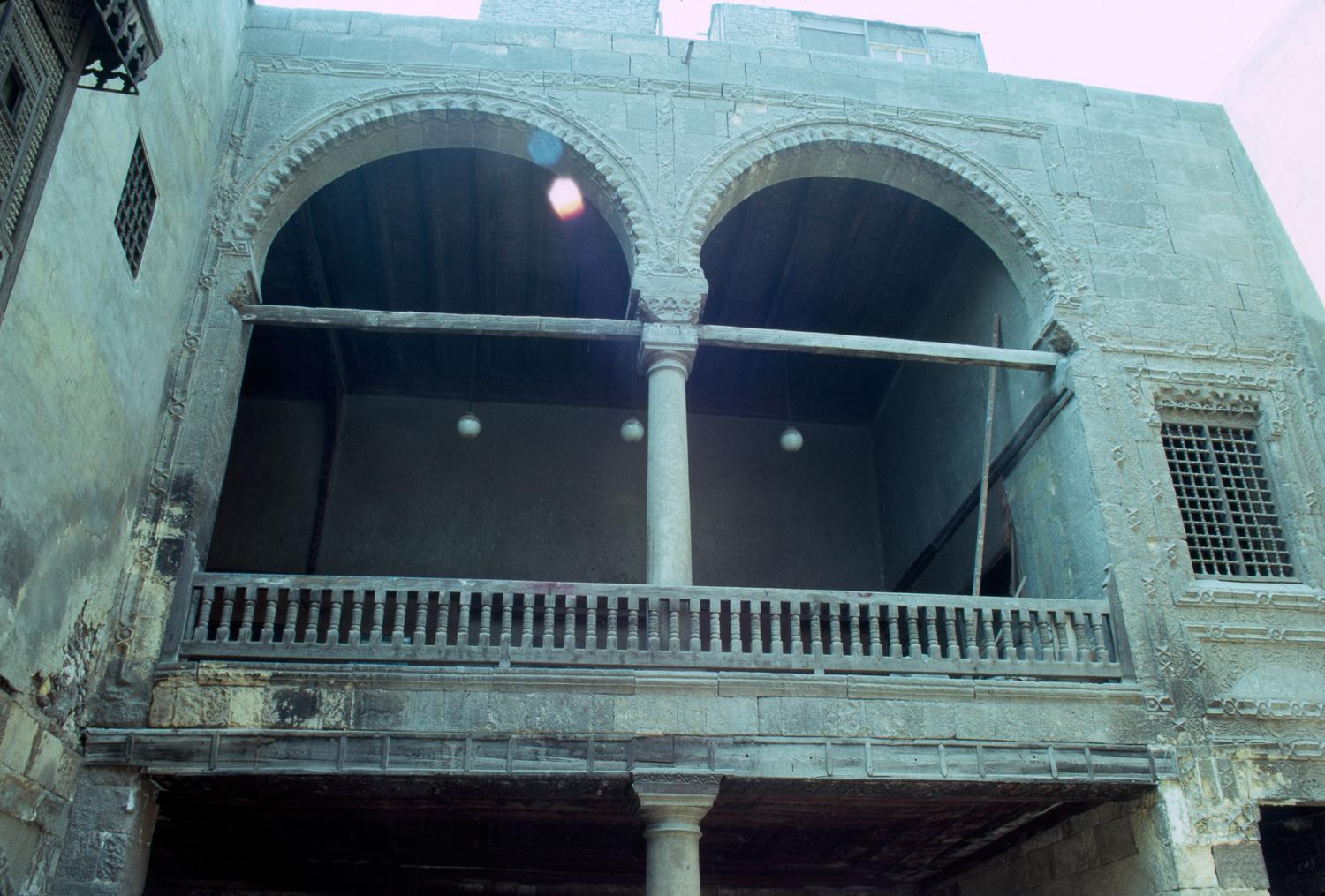 Courtyard balcony (maq'ad), interior court
