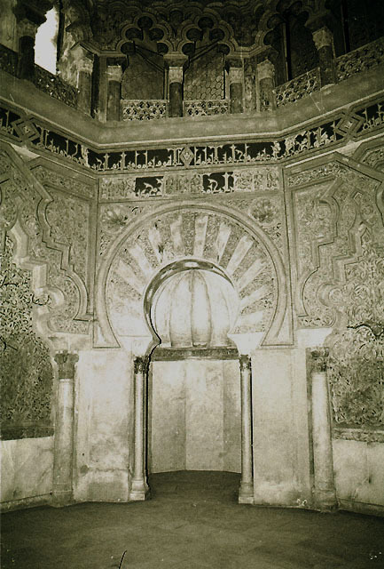 Aljafería Palace - Oratory: view of mihrab.