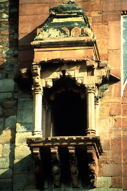 Exterior close-up view of bay window supported by corbels in Talaqi Darwaza