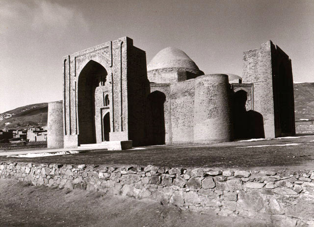 Maqbara-i Ulugh Beg ibn Abu Sa'id - Exterior view from east, showing southeast iwan
