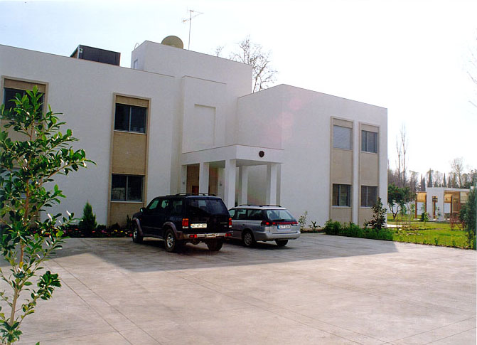 Figen and Servet Yazici Residence - Parking area and main entrance