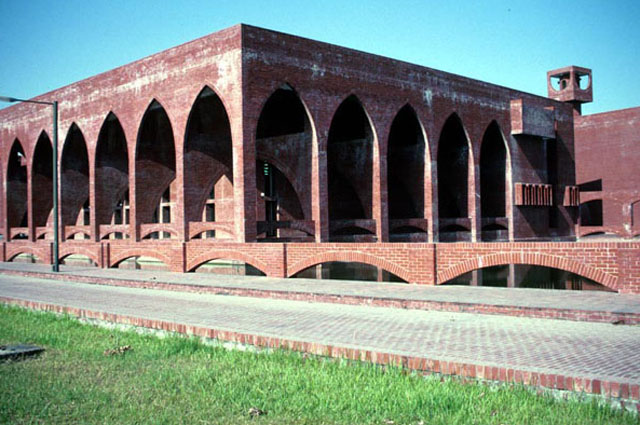 ICTVR Social and Administrative Center - Side façade