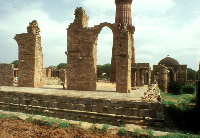View from the southwest end of the complex showing the qibla wall, Alai Darwaza and Qutb Minar