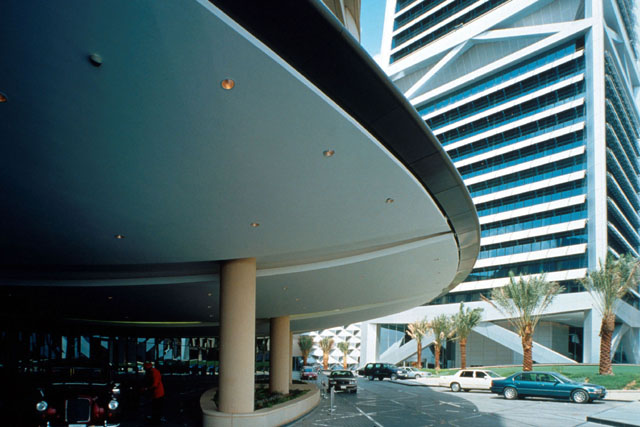 Al-Faisaliah Center - Exterior view of covered driveway