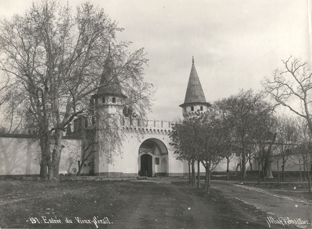 The First Court - View of the Middle Gate (Orta Kapi), known previously as the Gate of Salutations (Bab'üs Selam), prior to restoration in the 1940s