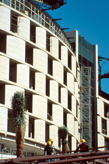 Al-Faisaliah Center - Exterior view showing glazing and concrete of façade