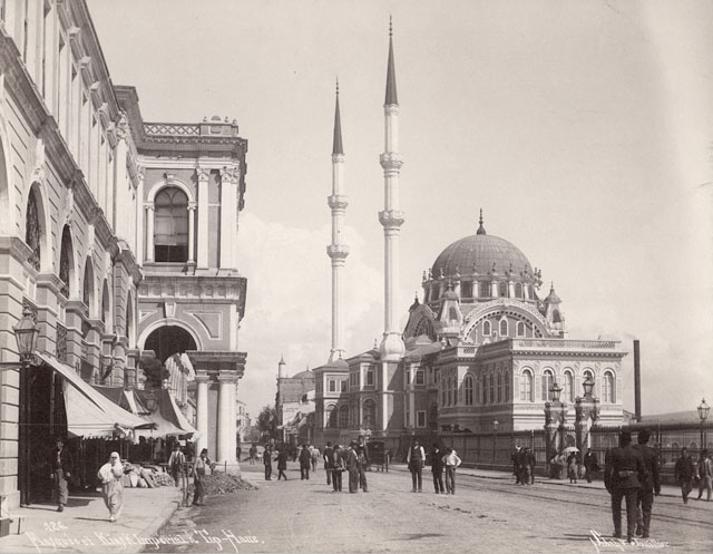 Tophane Promenade (MEGT) - Exterior view from west, showing mosque and the wrought iron fence gates of the artillery barracks to the right. The neoclassical structure on the left was built by Abdülaziz I (1861-1876) for the offices of the marshals and was demolished during the 1956-57 urban renewal efforts