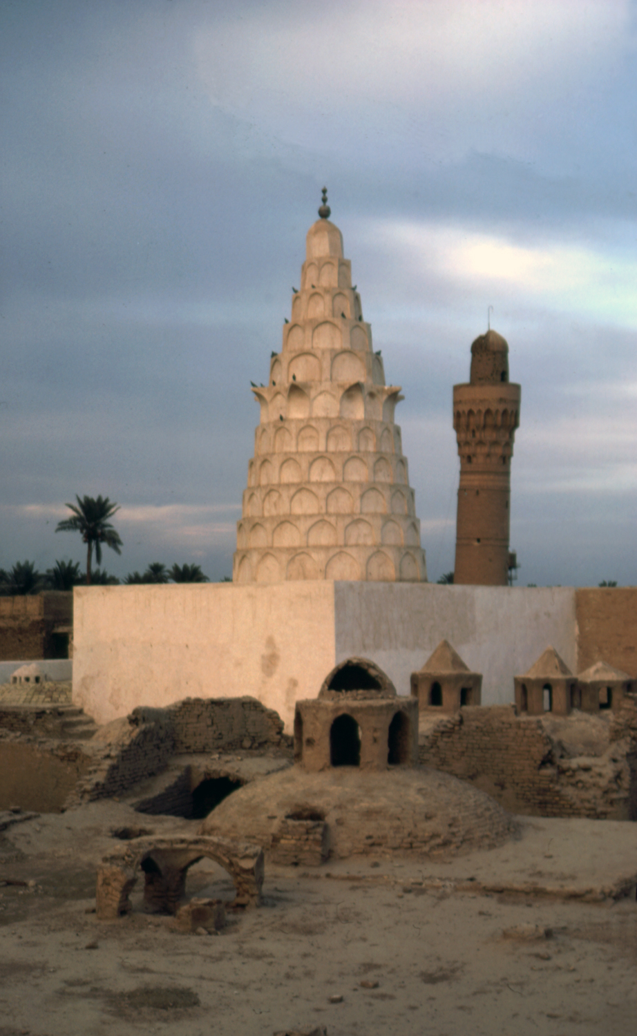Darih Dhi al-Kifl - General view of the shrine with minaret of adjoining mosque in background