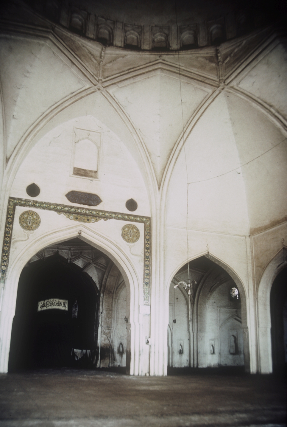Central mihrab. Intersecting arches supporting dome above
