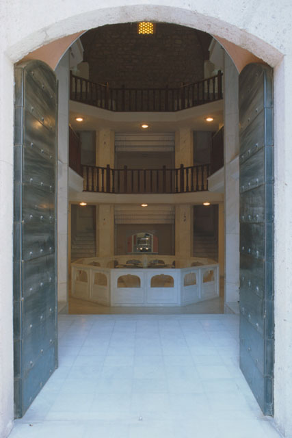 Men's frigidarium from entrance