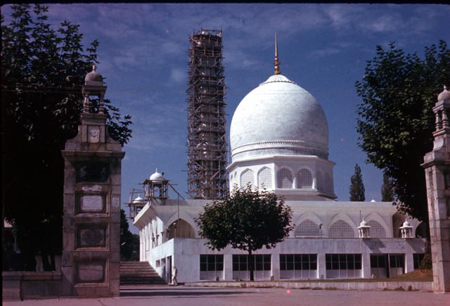 Hazrat Bal Mosque - Main view to Hazrat-Bal Mosque