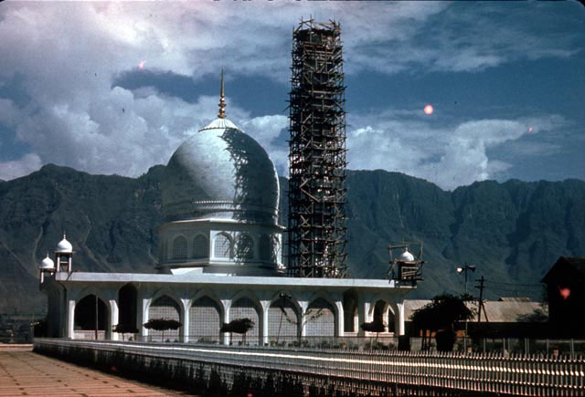 Hazrat Bal Mosque - View from main plaza to mosque