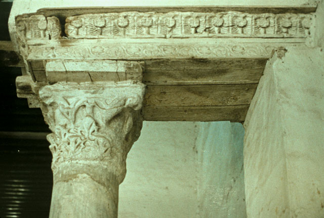 Jami' 'Amr ibn al-'As - Detail view of column capital, attached to wall with carved beam