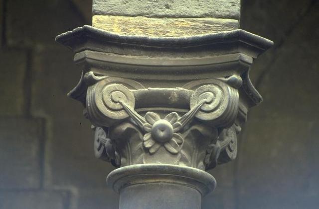Detail, capital