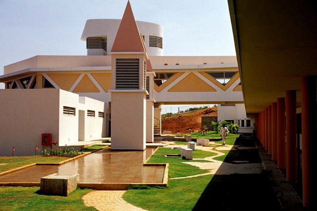 CII Institute of Quality - Wind catchers, pavilion in water