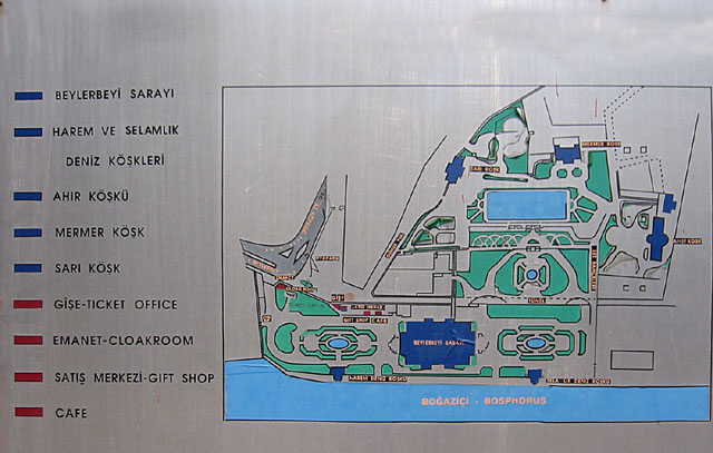 Site plan of the complex at the entrance to the palace.  The built structures are shown in blue and the tourist services are shown in red