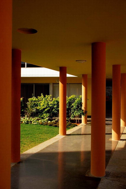 CII Institute of Quality - Walkway with columns supporting ceiling