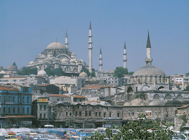 Süleymaniye Külliyesi - Distant view from Tahtakale, with Rüstem Pasa Mosque seen in the foreground