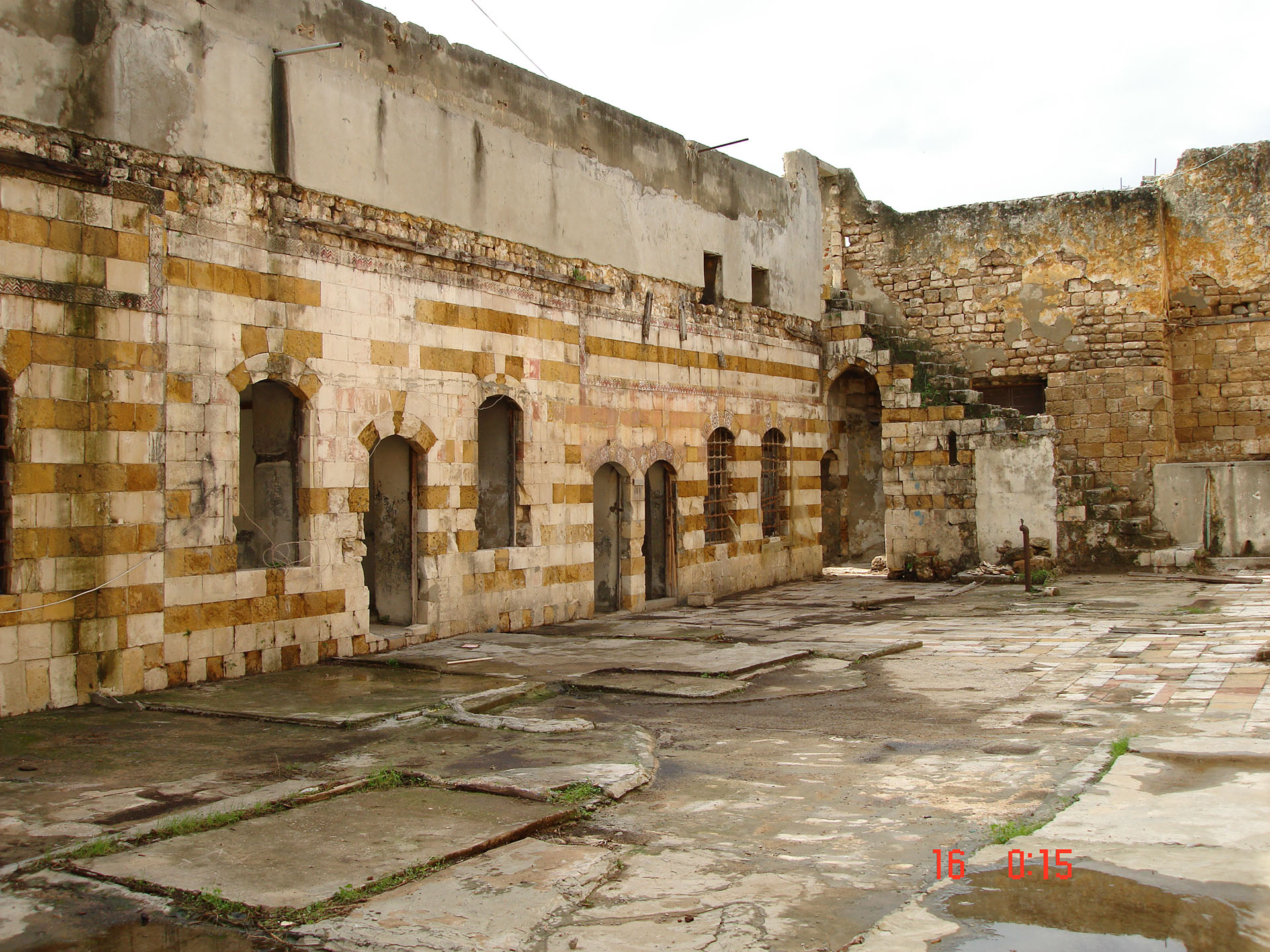 <p>Sahn (courtyard) before its restoration. The residence dates from 1730 and was used as a school from 1850; it was abandoned during the mid-20th century and later used for informal emergency housing during the civil war.</p>