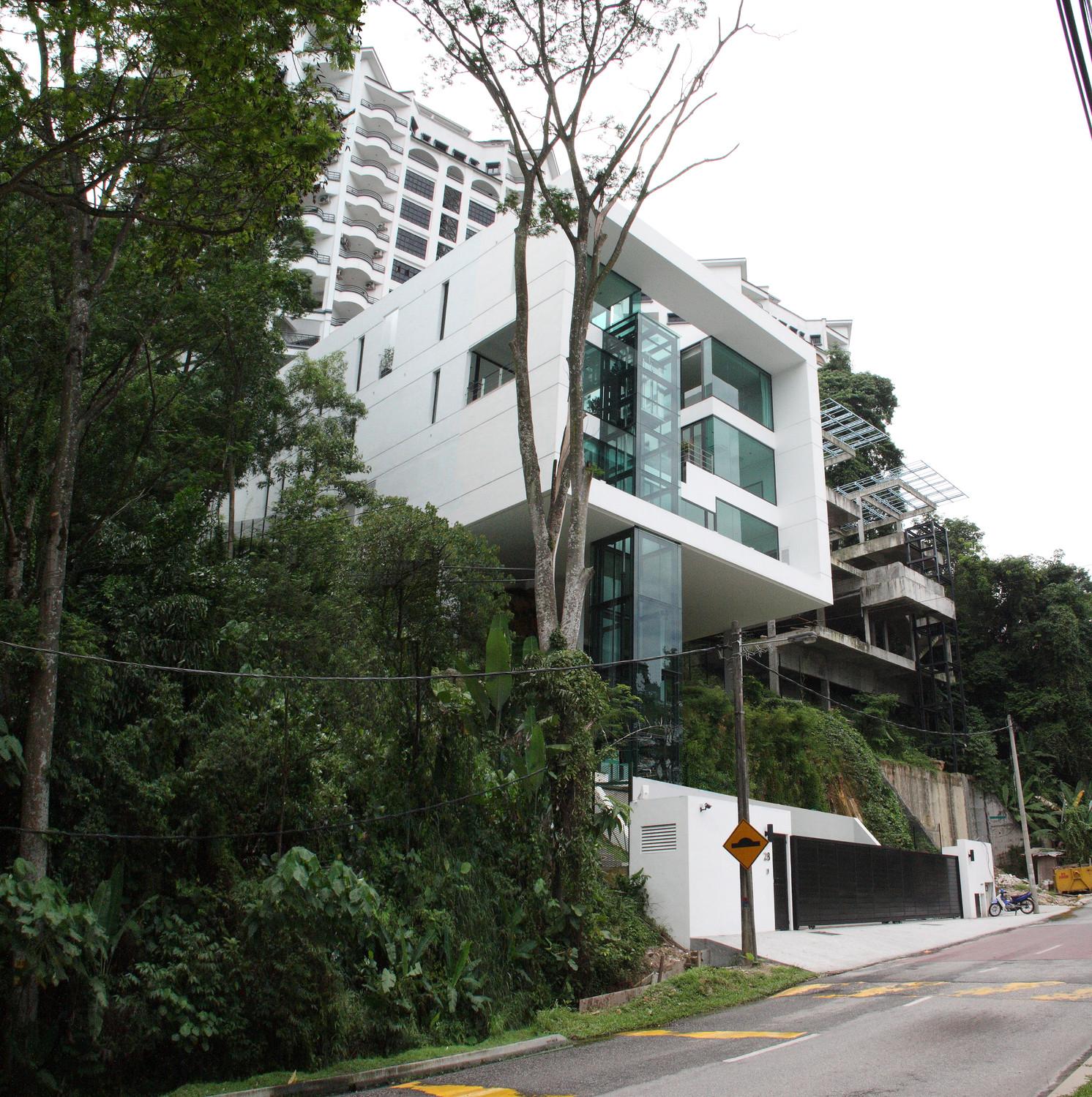 By making the lift core transparent, the building appears to be floating on the slope anchored only at the rear end.