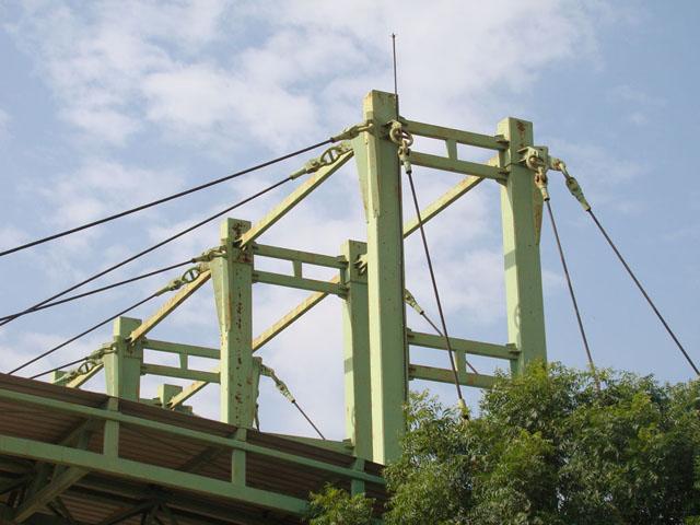 The main truss and angular struts