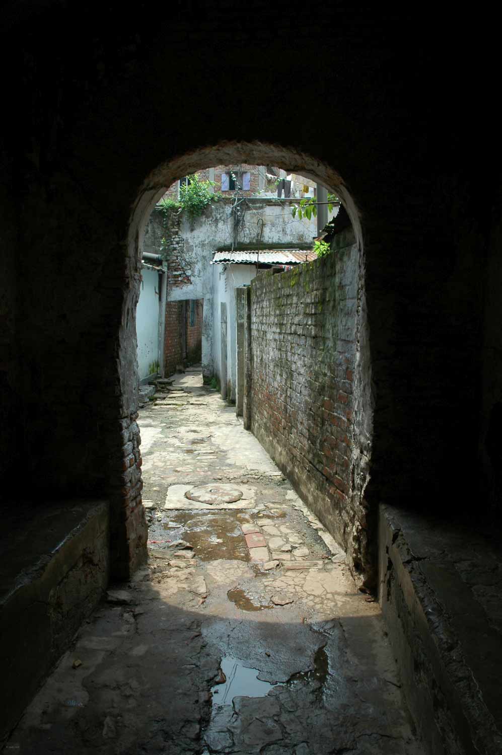 A covered alleyway in Old Dhaka