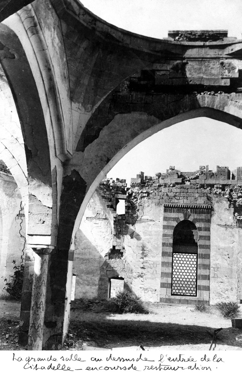 La grande salle au dessus de l’entrée de la citadelle – encours de restauration. [Mamluk palace, vaulted bay in audience hall before restoration.]
