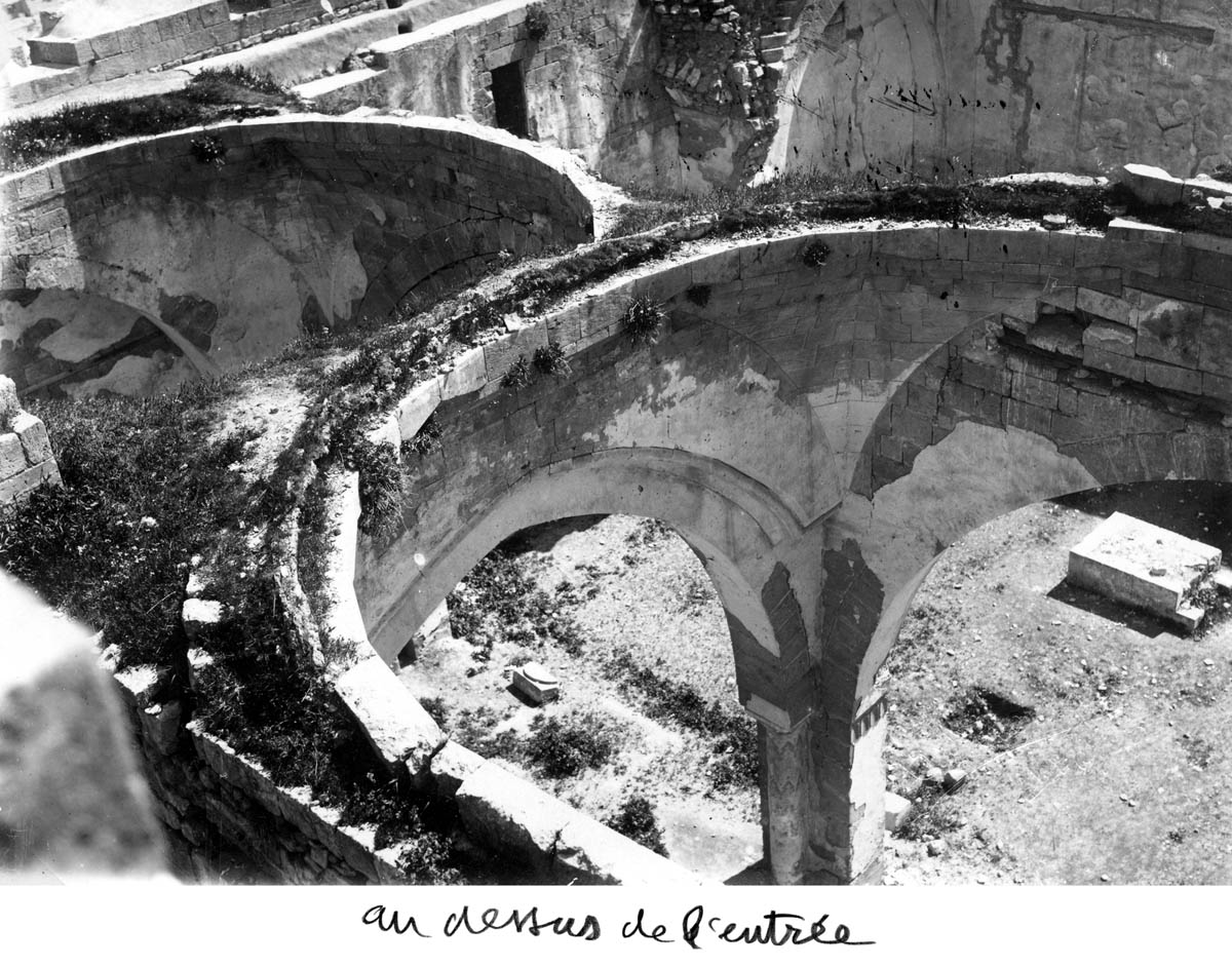 Au dessus de l’entrée. [Mamluk palace, view of vaulting in audience hall before restoration.]
