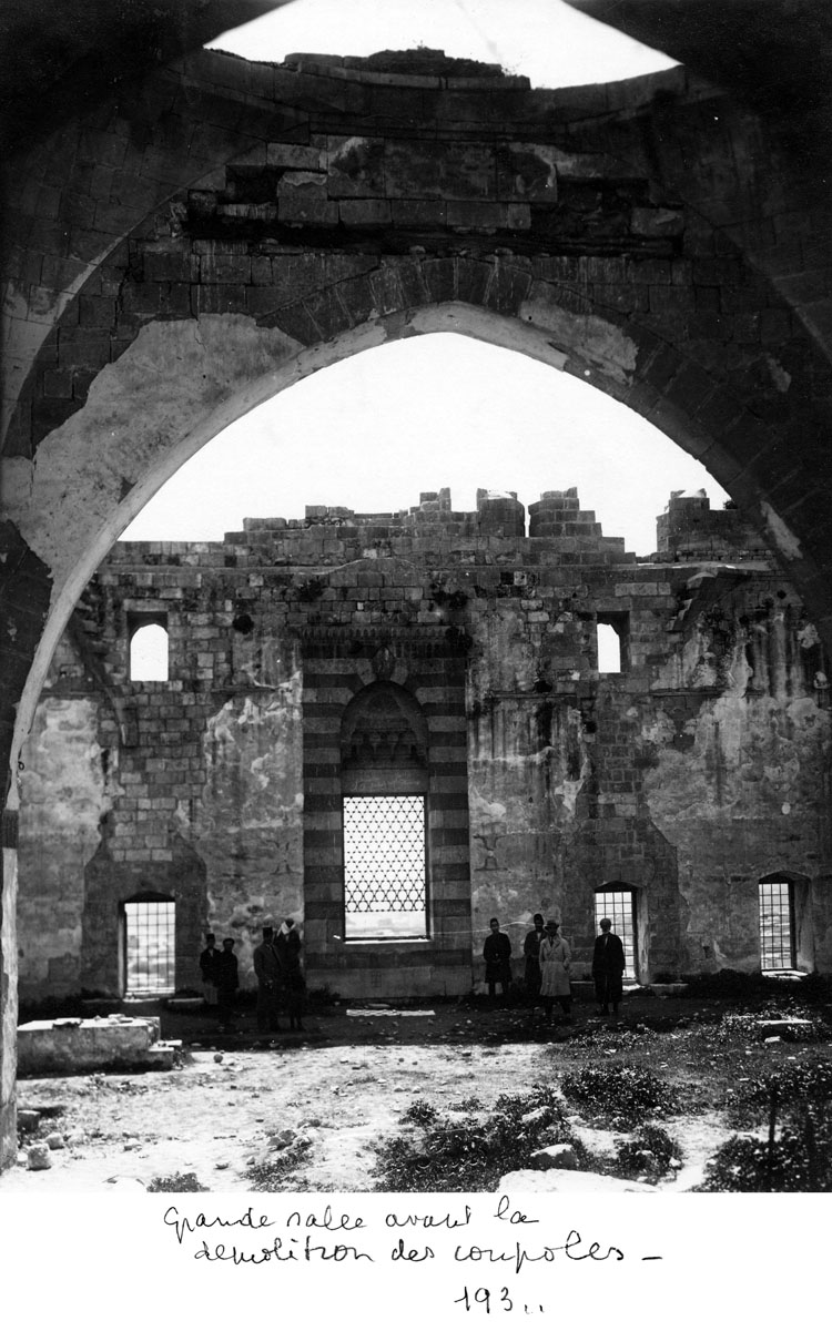 Madkhal Qal'a Halab  - Grande salle avant la demolition des coupoles – 193... [Mamluk palace, view of audience hall before restoration, looking south toward window.]